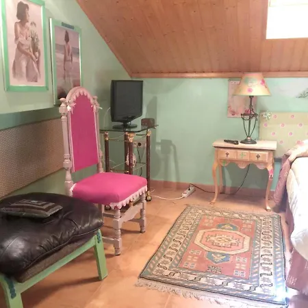 Boa Vista Chalet: City Views, Pool & Garden Retreat * Pontevedra