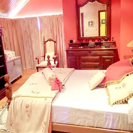 Chalet Boa Vista Chalet: City Views, Pool & Garden Retreat