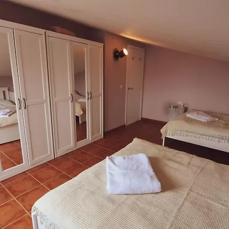 La Platanera: Stonehouse In Oceanside Village Pontevedra