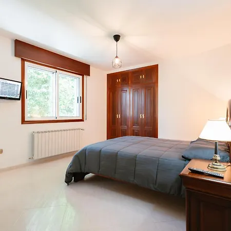 Holiday home Casa Bella Lalin- 4 Double Bedroom Galician Country Home!