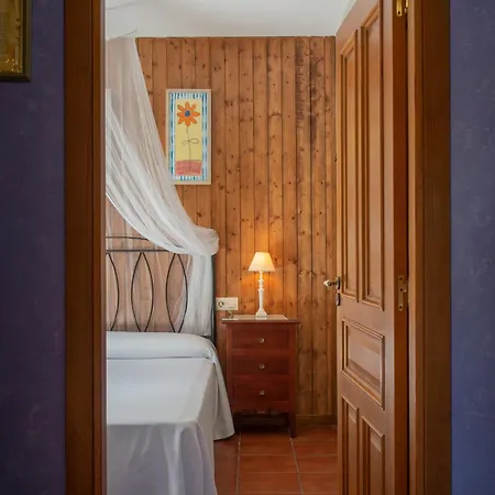 Con Piscinajardinbarbacoa Holiday home